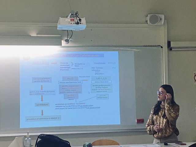 Zone de Texte: Elève ayant 11 de moyenne générale au Lycée , ayant opté pour les spécialités Maths et SVT  en terminale , ayant abandonnée la spé Physiques , celle-ci a rappelé que son choix d’abandon n’avait pas été judicieux , elle recommande de conserver les sciences Physiques et SVT car les maths ne lui ont pas vraiment été utile pour compenser les difficultés rencontrées en sciences physiques .Elle indique avoir énormément travaillé la chimie et la physique pour finalement finir 406 sur 1600 élèves et cela grâce à une motivation sans faille au premier trimestre notamment.