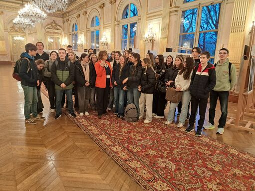 L'Assemblée nationale en compagnie de la députée de la circonscription.