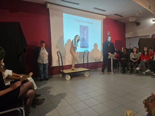 Une image contenant habits, intérieur, chaussures, murLe contenu généré par l’IA peut être incorrect.